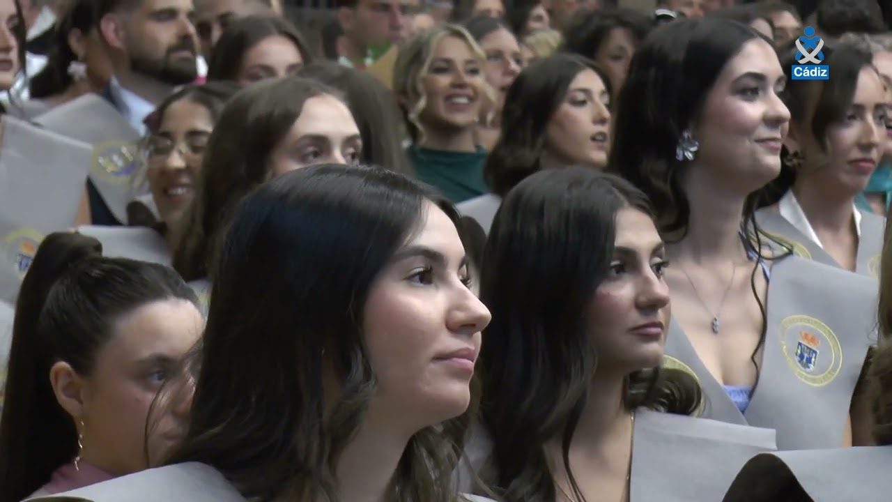 La Promoción 2022-26 de Algeciras celebra su graduación entre la emoción  y la despedida a su decana