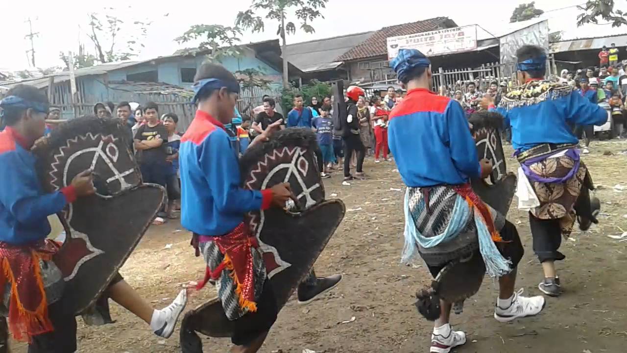 Benjang putra buhun kencana @cidurian |Atraksi kuda kepang