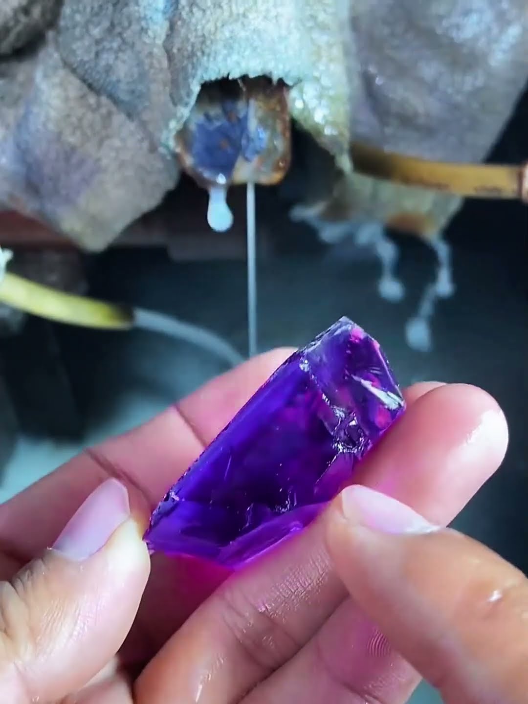 Amethyst pendant making process- Good tools and machinery make work easy