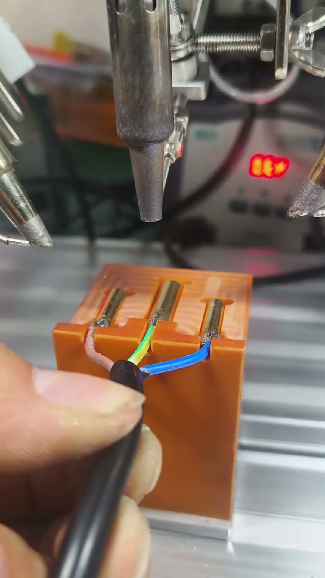 The process of soldering with three heads- Good tools and machinery make work easy