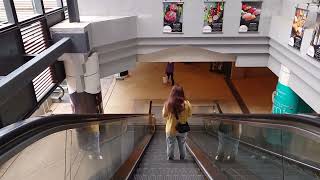 Escalator Mall to Murray House at the waterfront, 12X Escalator in the small landscape mall !