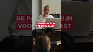 De wijn in Claire's glas verdwijnt sneller dan de pasta in mijn kast 🍷