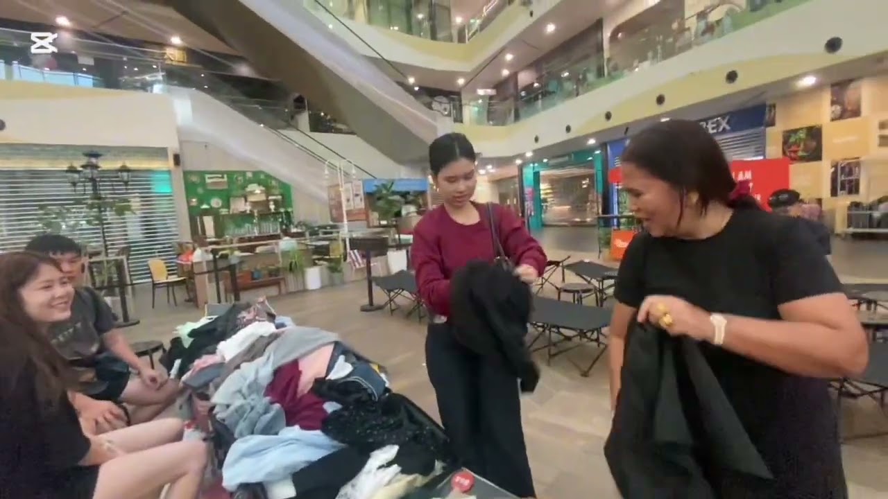 Tempat menjual baju bekas di Aperia Mall singapore.