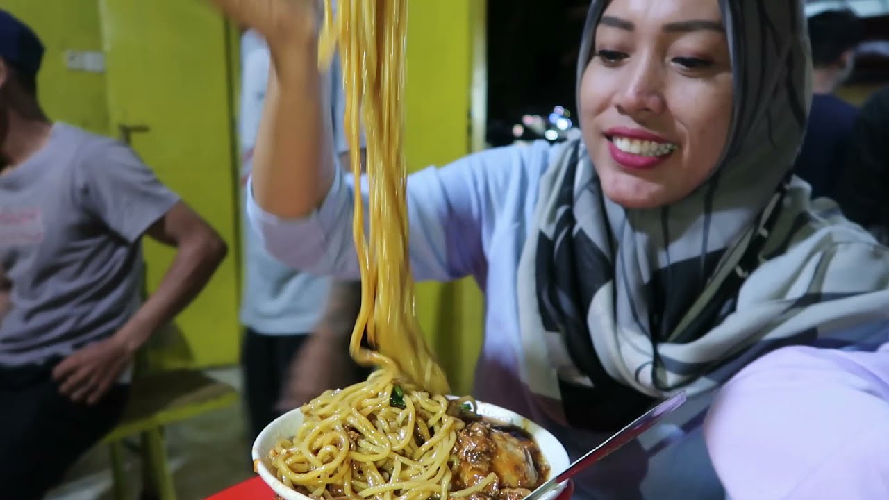 INI MAKAN MIE AYAM ??? ATAU AYAM MIE ??? PORSI BRUTAL 8 RIBU AJA