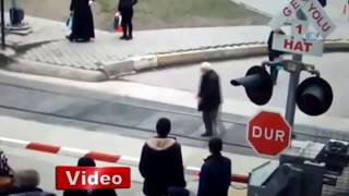 Yaşli Adam Treni̇n Altinda Kalmaktan Son Anda Kurtarildi ..