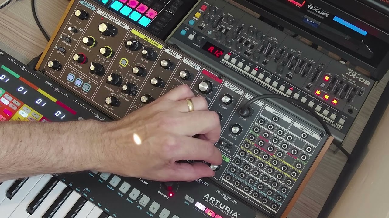 新品同様 BEHRINGER MODEL 15 Moog Grandmother Behringer's Latest Synth, Model 15, Copies The Moog Grandmother