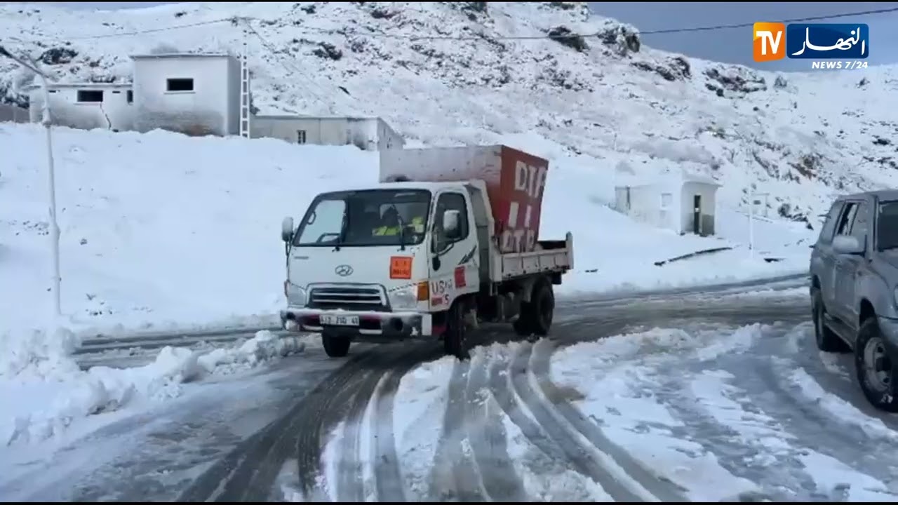 تدخلات لفتح الطرقات بسبب كثافة الثلوج بفج العمد في سوق اهراس
