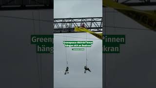 Greenpeace-Aktivisten hängen sich an Baukran