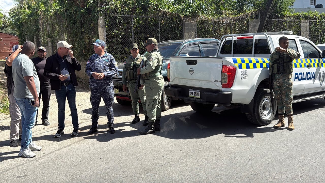 Ayuntamiento de sfm notifica un taller de mecánica por estar usando lo espacios público de la ciudad