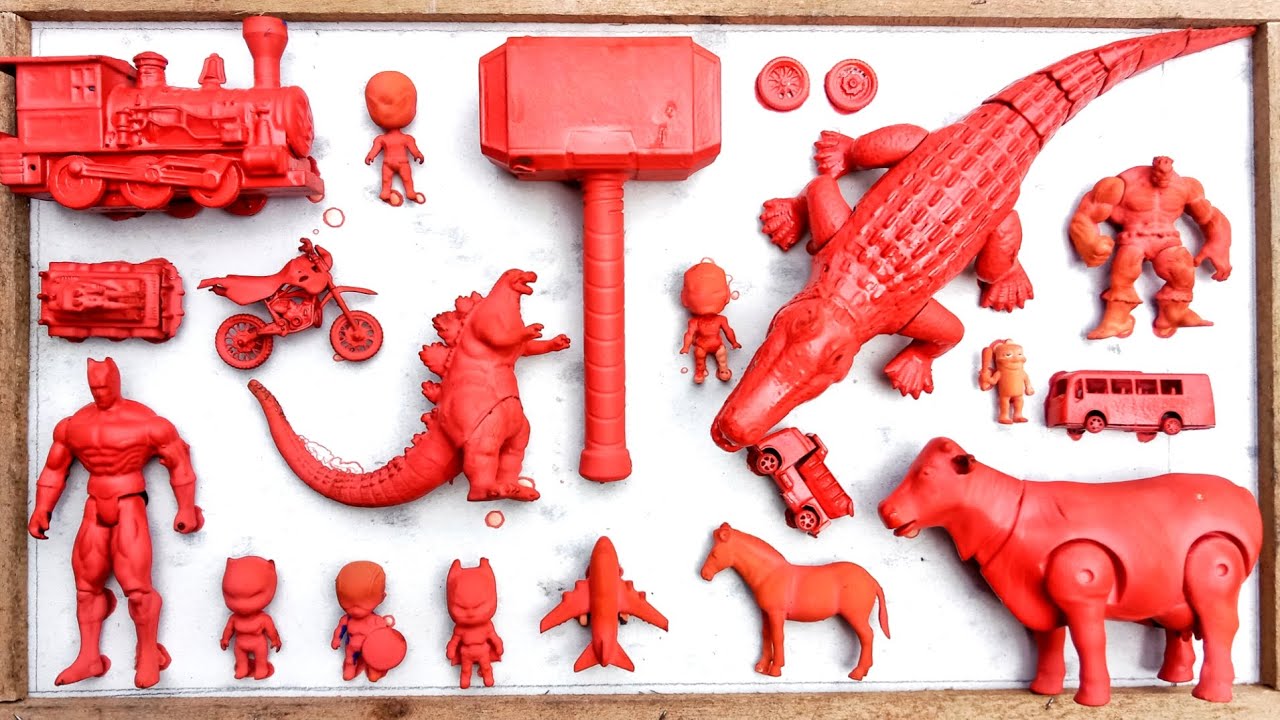 Membersihkan mainan SUPERHERO, Ironman, black panther,Batman, sapi, kreta Thomas, tengbaja, hulk, 