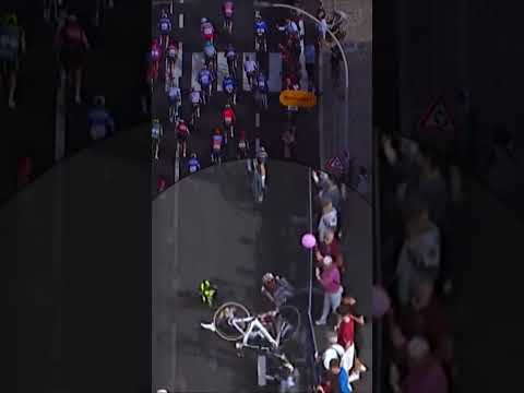 😳😳 Grosse chute dans le final de la 11e étape du Giro #shorts #cycling #sprint