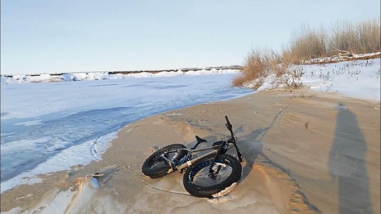 зимний рассвет. снежная дымка. зимний рассвет. снег и лед в природе. морозный пейзаж.