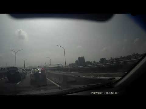 許員則與民眾合力推車將車輛移置到崇德匝道下停放