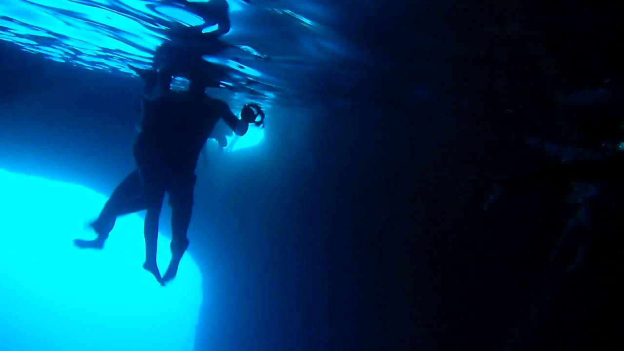 Meraviglioso bagno nella Grotta Azzurra - YouTube