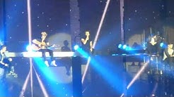 Louis says "TAYLOR SWIFT" when Harry sings "AND I'M IN LOVE WITH YOU" during Little Things!  - Durasi: 2:44. 