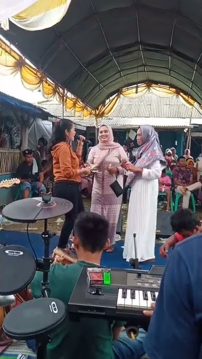 Sri Avista nyanyi dalan padang