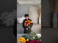プロポーズに贈るレッド＆オレンジのバラ50本の花束を束ねる　#花束 #花屋