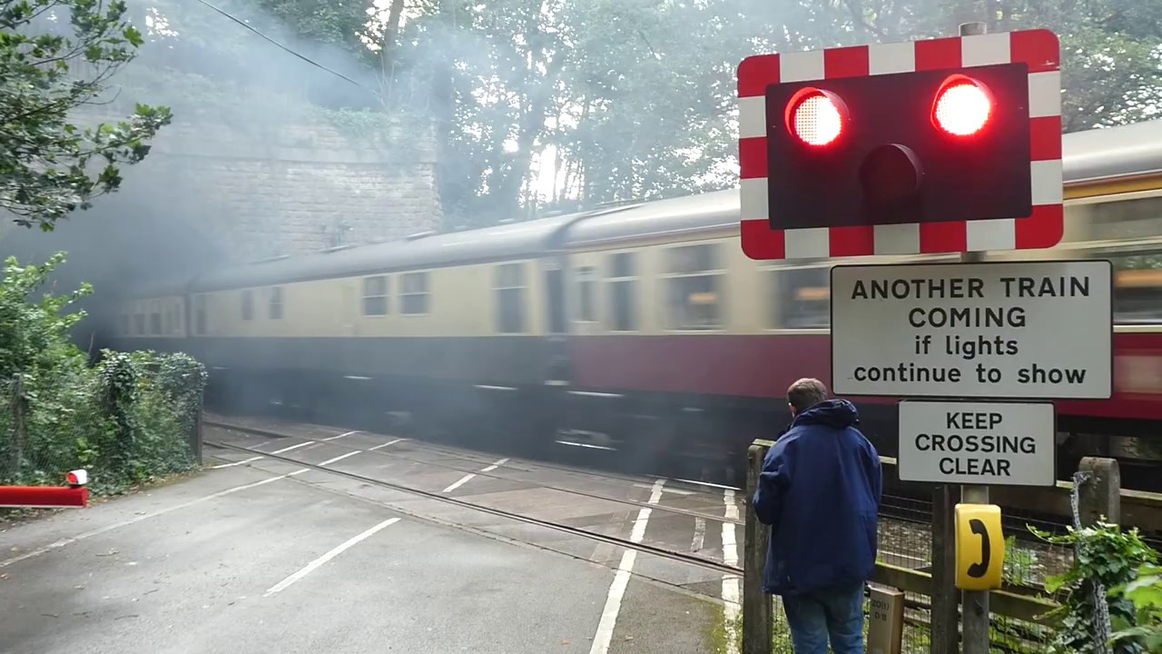 Bradford-on-Avon Level Crossing 10/08/2019 (Steam!)