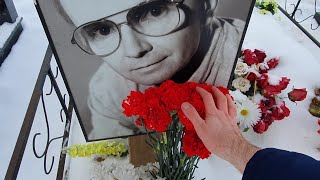 На могиле Андрея Мягкова / 2 года как ушёл любимый актёр ... красные цветы / Троекуровское кладбище