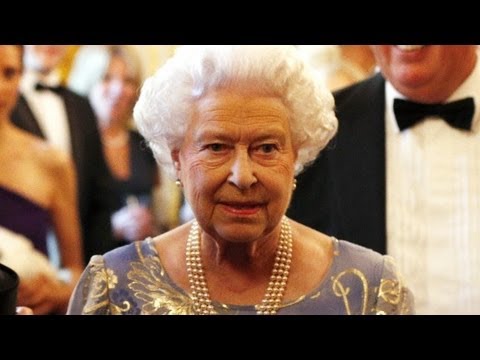 queen photobombs selfie doovi doctor who last christmas stream