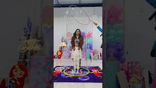 Mamá Y Niña Dentro De Una Burbuja Show De Burbujas Gigantes