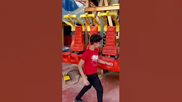 لما تركب لعبه الصاروخ في مدينة الملاهي 