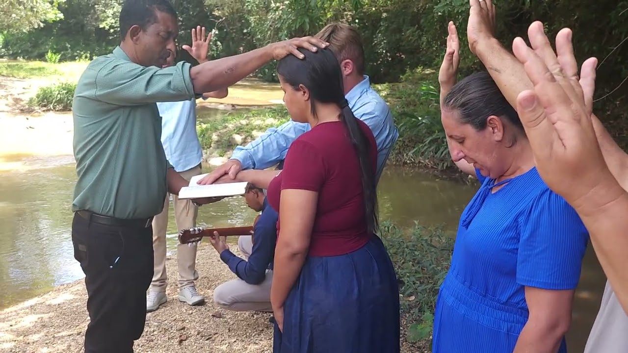 Este é o verdadeiro batismo nas águas!O Ir. Marcelo e sua esposa ir. Daiane foram batizados/07/12/25