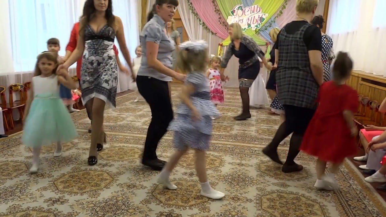 Танец мамы и дочери