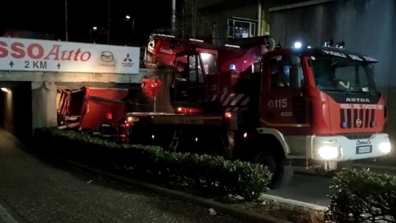 Udine, furgone si incastra nel sottopasso