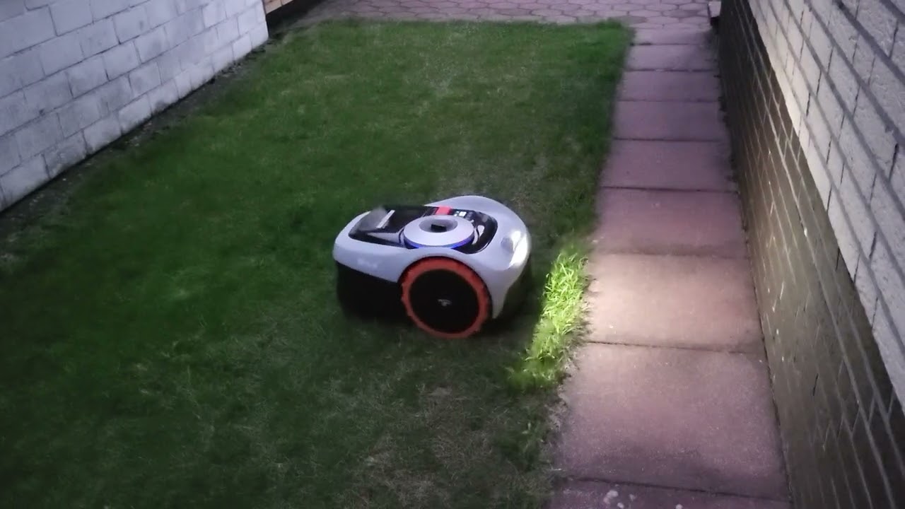 Segway Navimow i105 bei Nacht