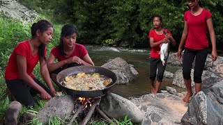 Cooking big fish spicy with Hot chili for food of Survival in the forest  My Natural Food ep 67