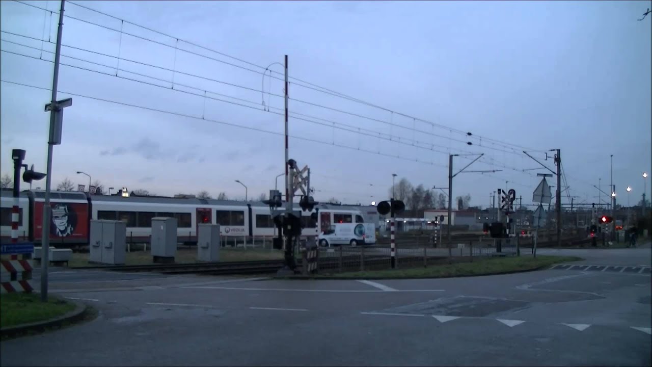 Spoorwegovergang//RR-crossing Venlo, Broekestraat/Onderste Molenweg, NL