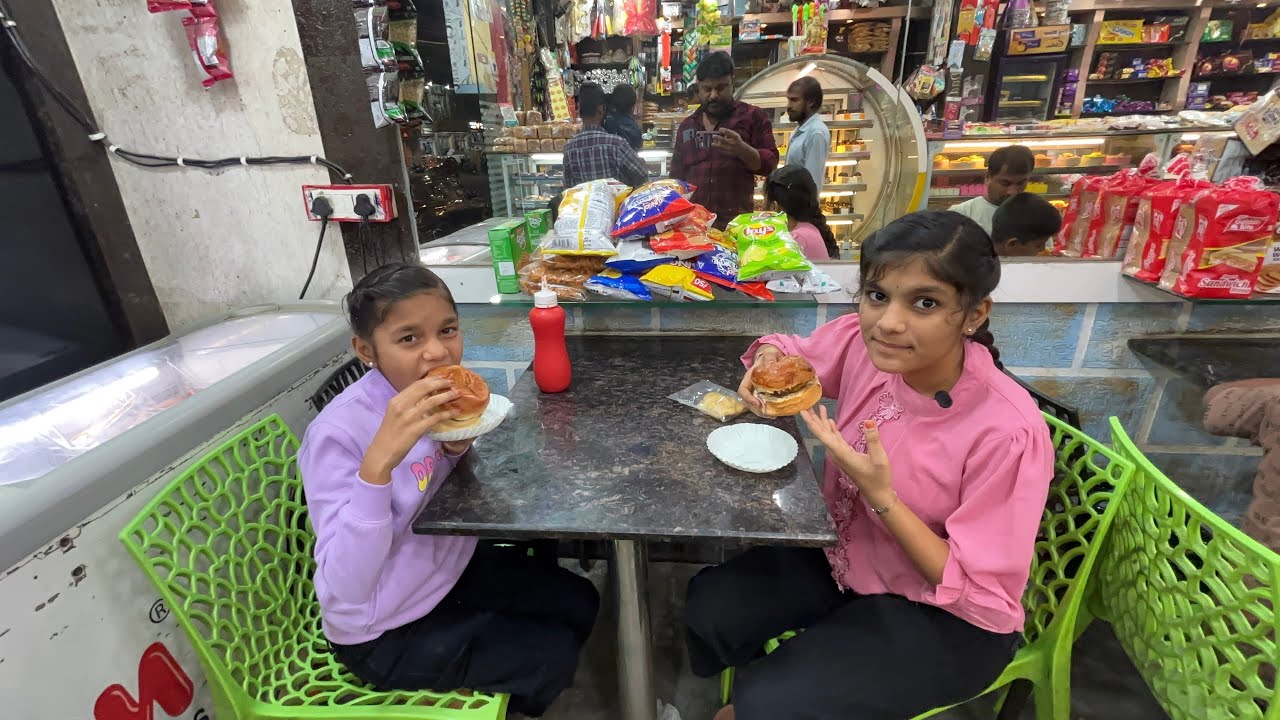 చాలా రోజులకి Bakery కి వెళ్ళినం friends || Burger 🍔తినాలనిపిచ్చింది మాకు || మమ్మీని ఎలా ఒప్పించానో 🤣