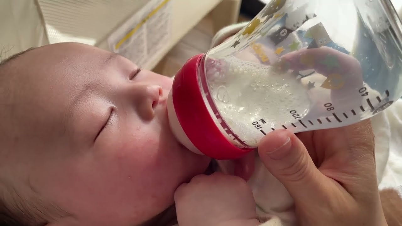 Ребенок пьет молоко ❤️ (79 дней после рождения) [АСМР]