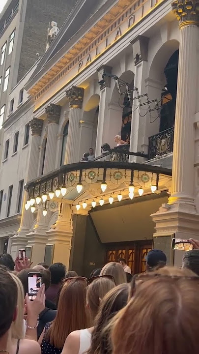 The new Evita in London  singing to the street #evaperon #evita #london #rachelzegler