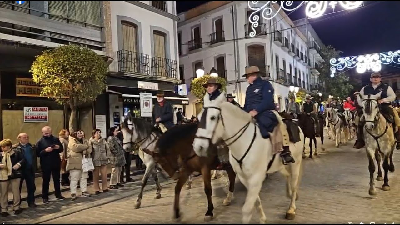 La Virgen de Luna acompañada de caballistas es recibida por multitud de personas