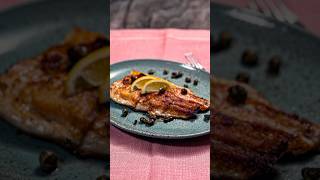 Лаврак на тиган с каперси