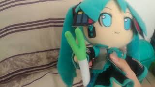 I got my hatsune miku plushie/Consegui un peluche de hatsune miku