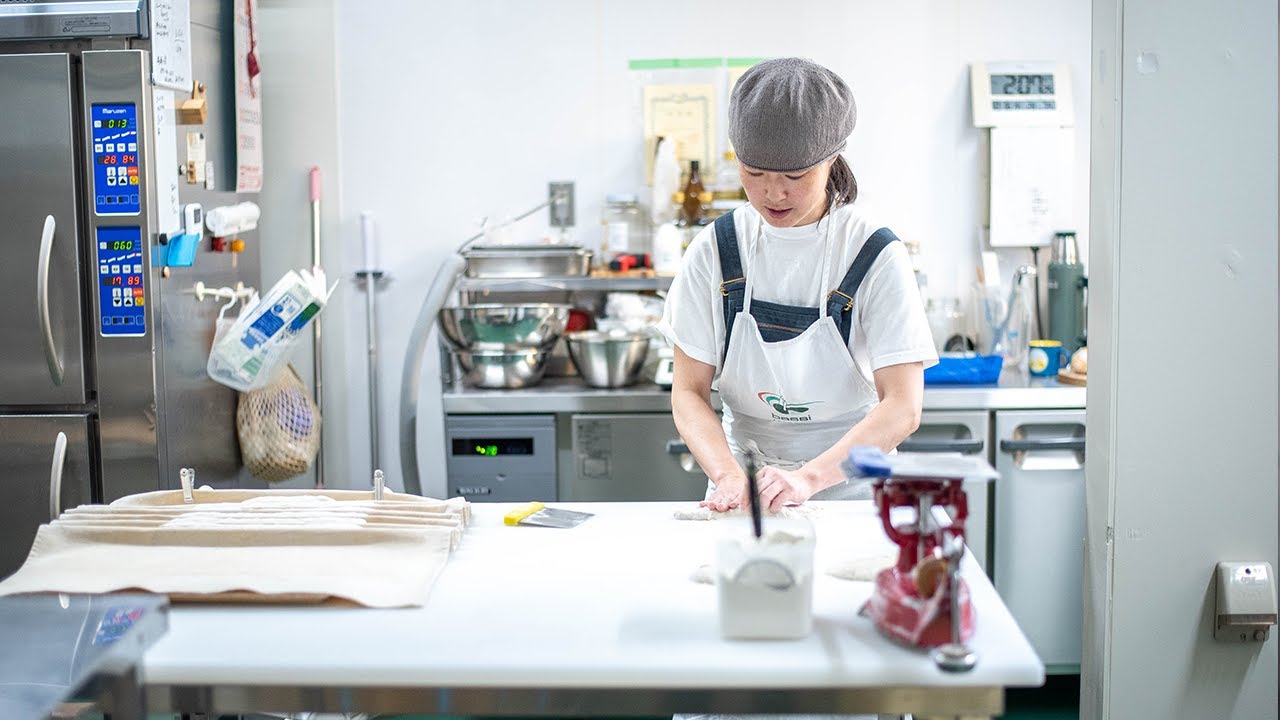 注文が殺到する、山奥にある通販専門のパン屋「ヒヨリブロート」の製造現場に密着