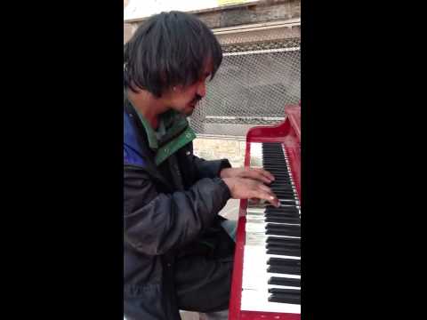 一個流浪漢在街上獨自彈著鋼琴，讓所有人都驚嘆...