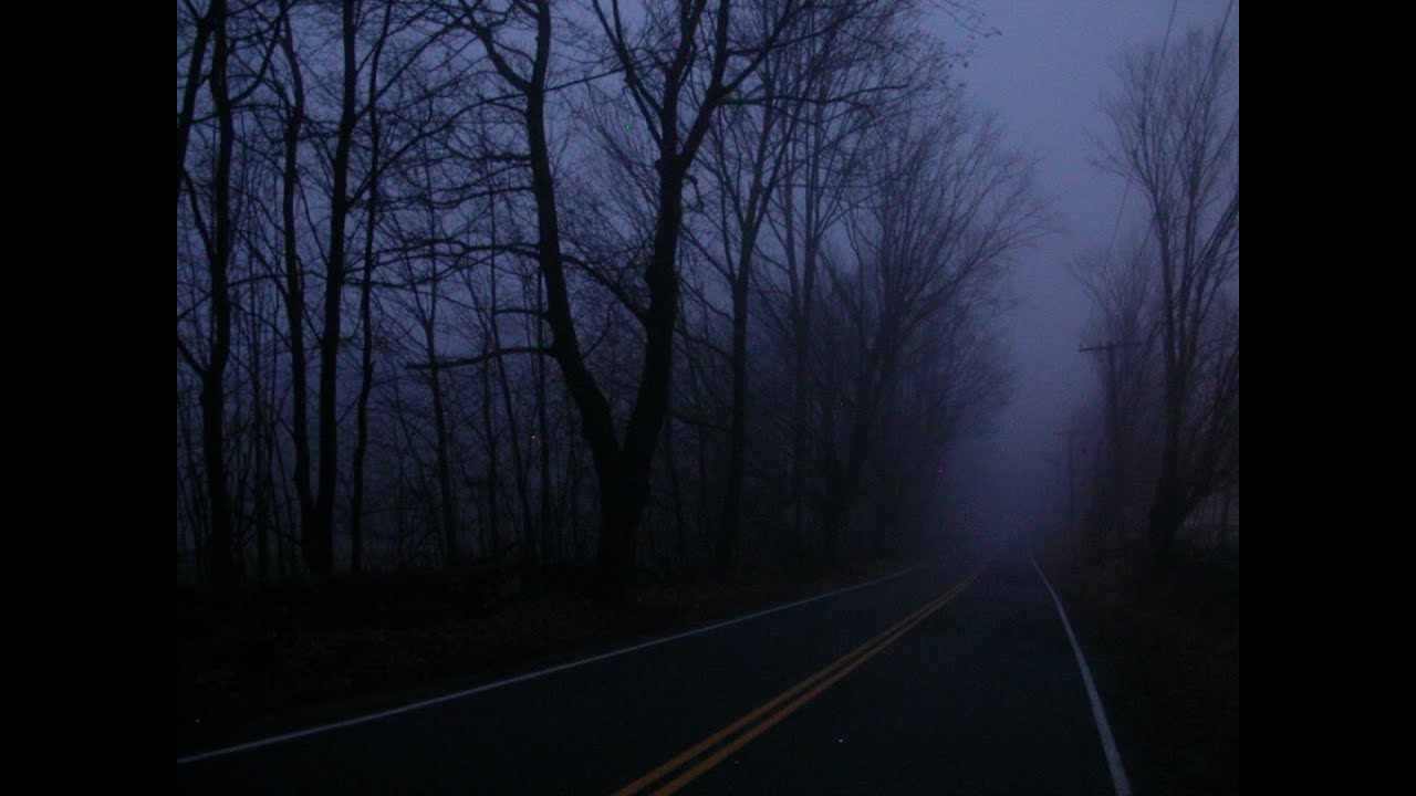 трасса ночью. дорога в темноте. темная страшная дорога. темная дорога ночью. темная дорога в тумане.