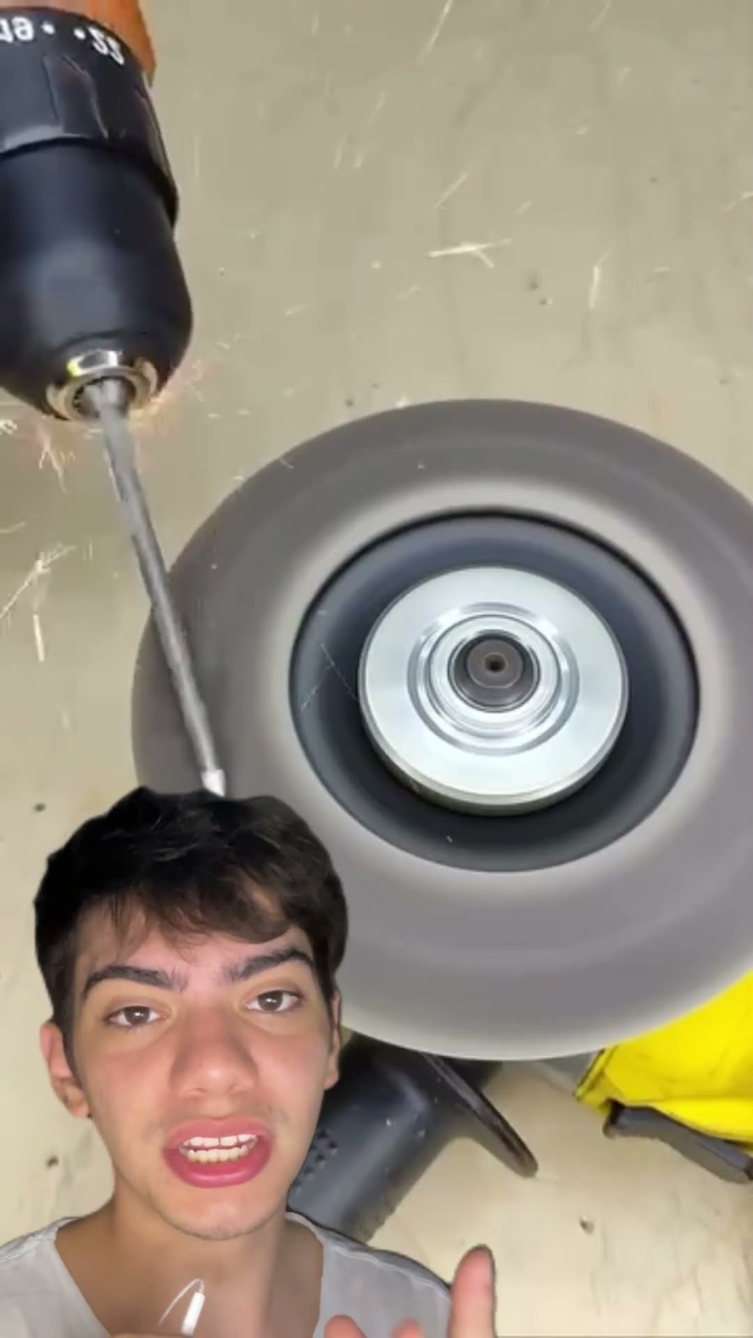 Corte a cabeça do prego, lixe e use na parafusadeira pra fazer ganchos incríveis! ?️✨