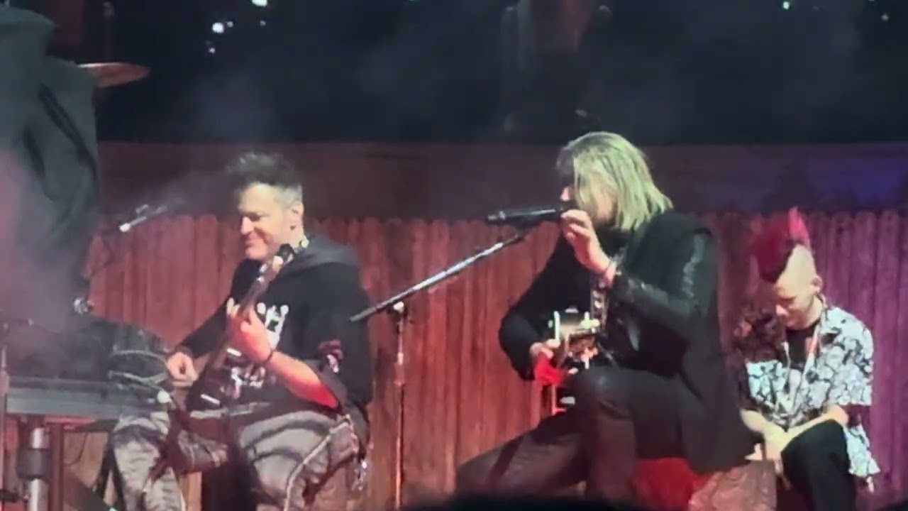 Three Days Grace - Chalk Outline / Porn Star Dancing Acoustic live in Cincinnati