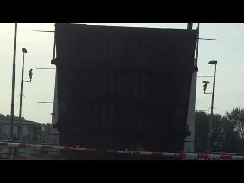 Dutch bridge opens, brug in Nederland, Veluwemeer Holland