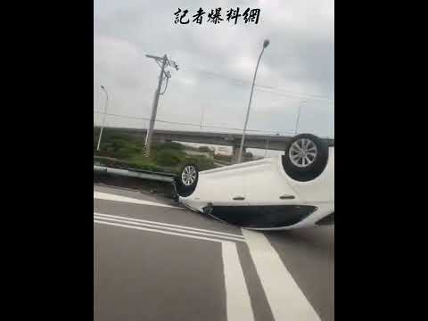 大園交流道前，轎車自撞，撞倒電桿翻車。