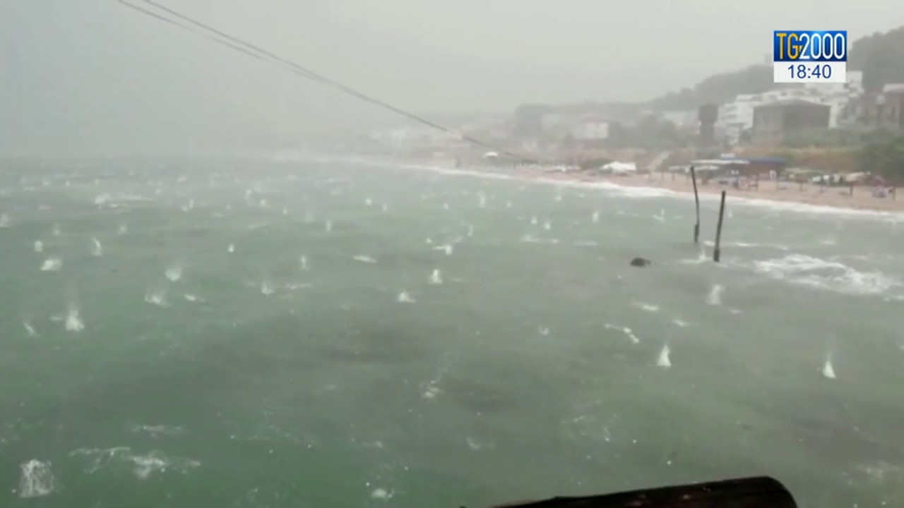 Maltempo, a Pescara grandine grossa come arance, 18 feriti. Danni e nubifragi