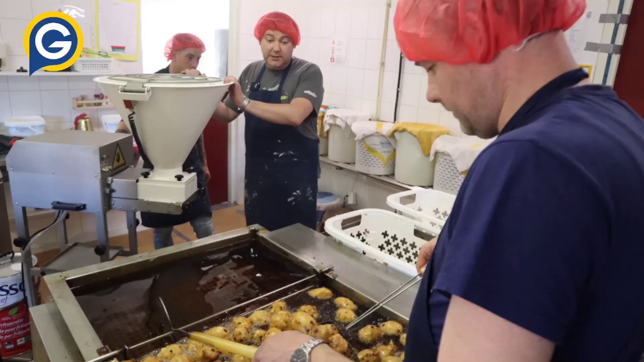 Geoliede machine voetbalclub GAVC op naar de 24.000 oliebollen - YouTube