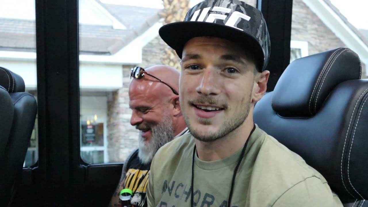 UFC 266 Fight Week Vlog ep1 - Clocking in for Fight Week Signing posters with Alexander Volkanovski