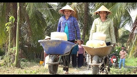 Phụ nữ Bến Tre chống xâm nhập mặn bằng tích trữ, lấy nước ngọt ở ao