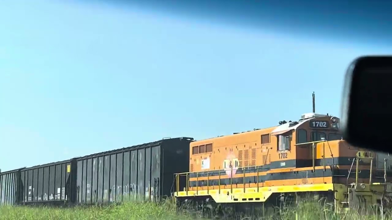 L&D Interchange this morning with UP 618 local still tied down and the L&D doing some switching.